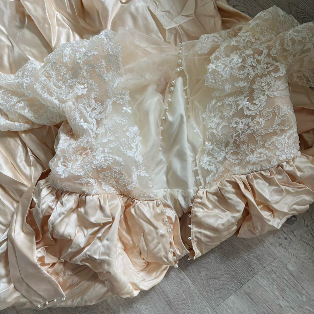 WEDDING DRESS - Picture 3 of 3